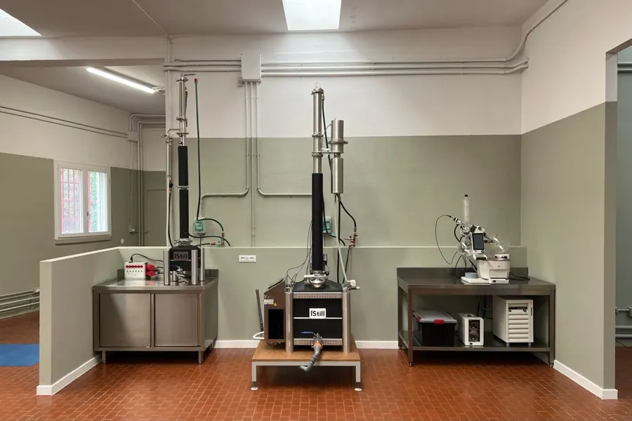 La sala di distillazione di Distillering a Bologna
