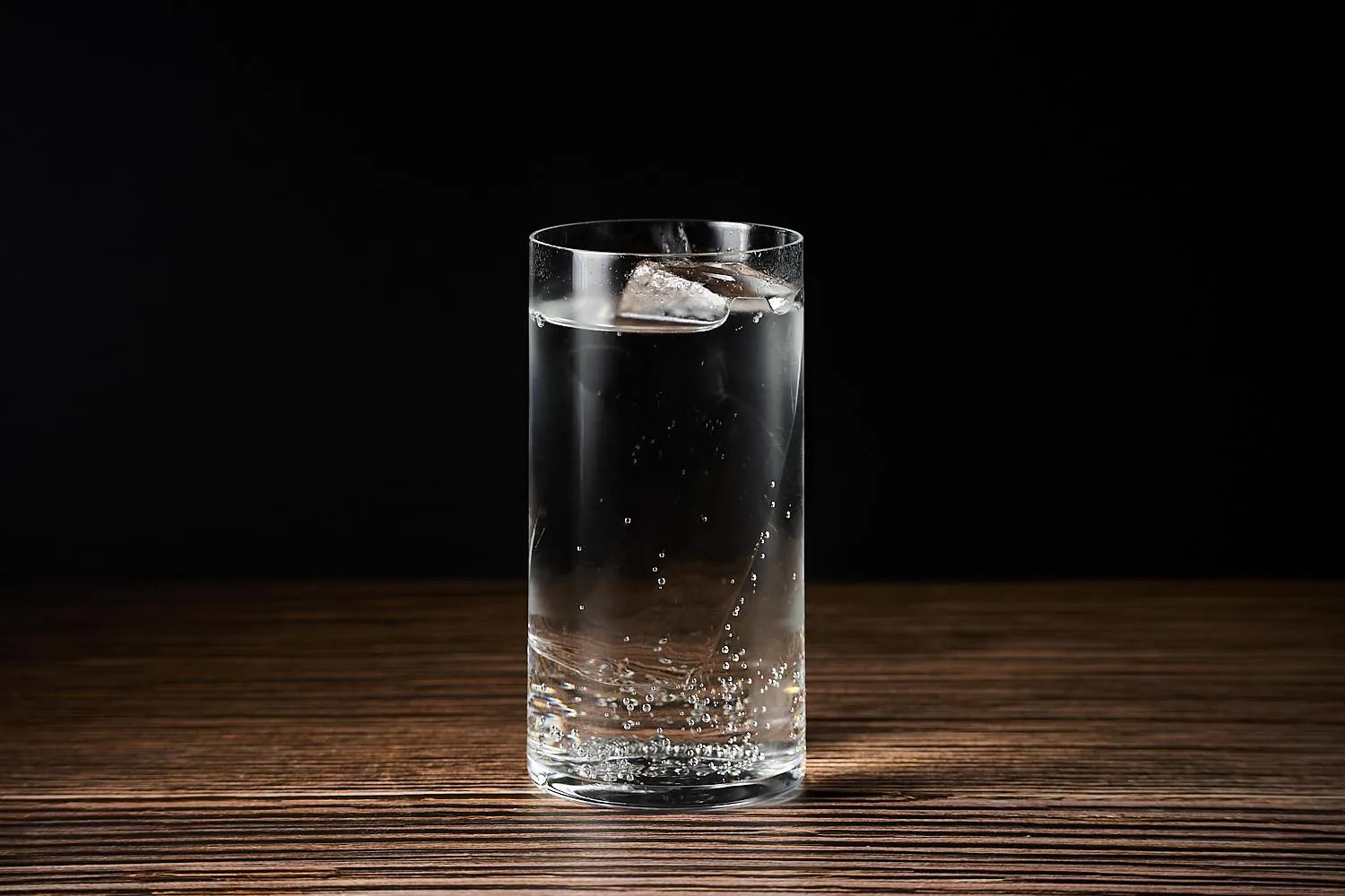 Highball su bancone scuro