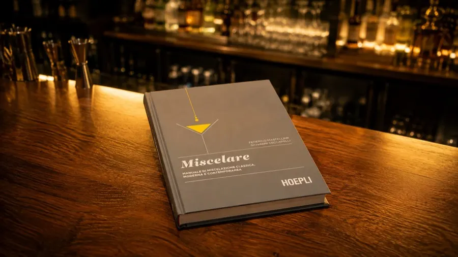 Il manuale Miscelare appoggiato sul bancone