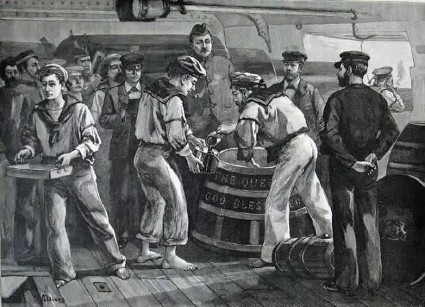 Incisione d'epoca in bianco e nero: marinai in fila sul ponte mentre un sottufficiale attinge il Grog dal barile con la scritta The Queen God Bless Her