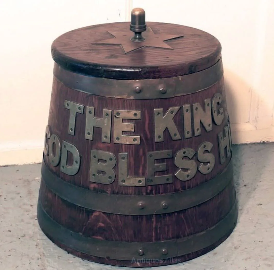 Il barile di legno del Grog con cerchi di metallo e le lettere in ottone The King God Bless Him