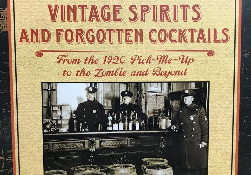 La copertina del libro Vintage Spirits and Forgotten Cocktails di Ted Haigh.