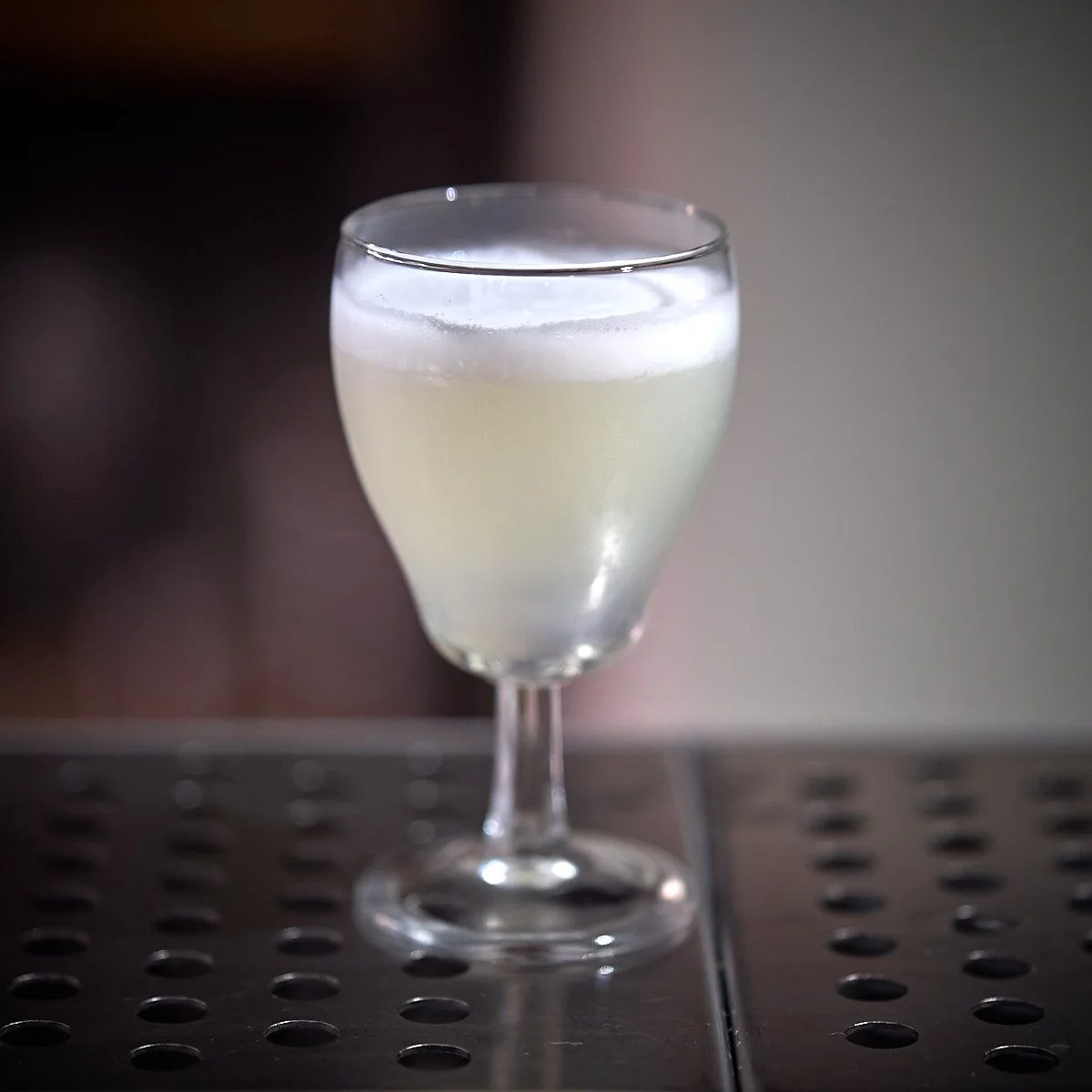 Gin sour in un piccolo calice con la schiuma ottenuta con 0,5 cl di aquafaba