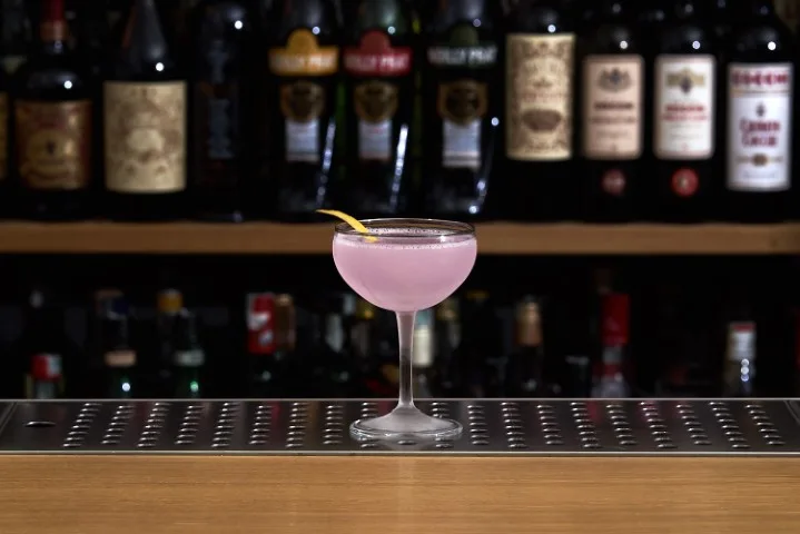 Aviation, la ricetta del cocktail con gin ispirato al cielo