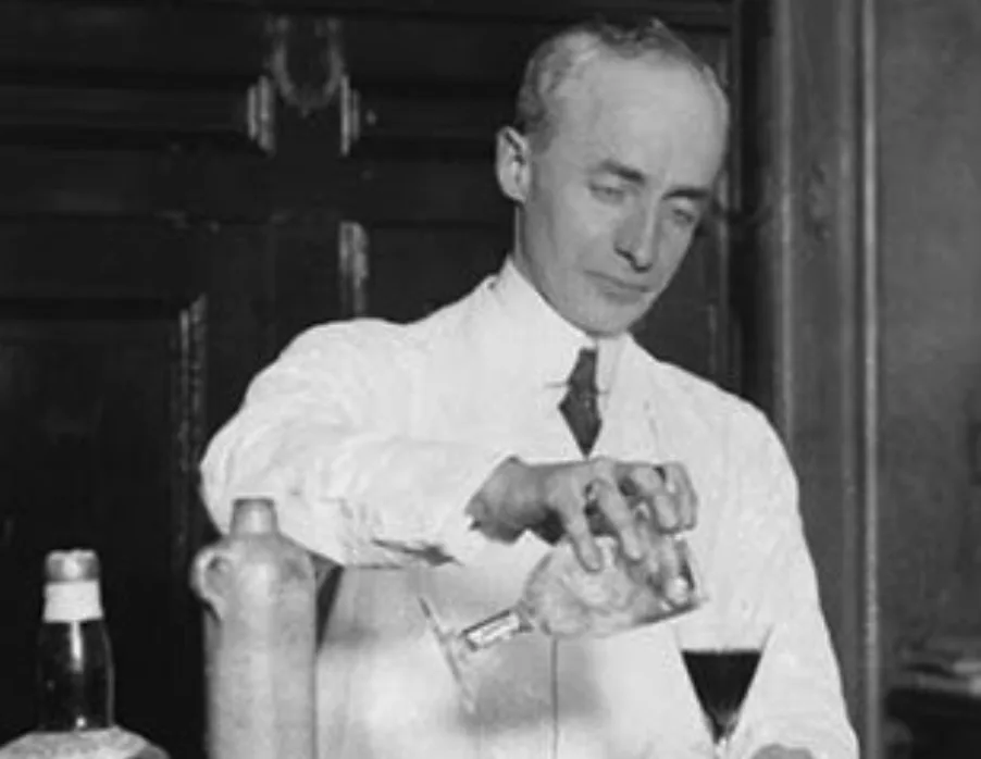 Il probabile inventore dell'Aviation Cocktail, Hugo Ensslin