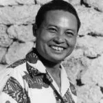 Ritratto in bianco e nero di Mariano Licudine sorridente con camicia tropicale