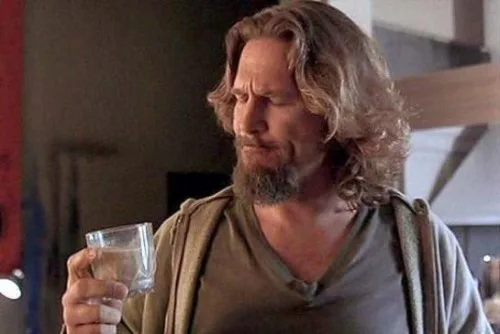 Il Drugo del Grande Lebowski con un White Russian in mano