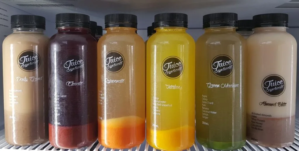 Sei bottiglie di succo di frutta in frigorifero: in alcune la polpa si è depositata sul fondo separandosi dal liquido