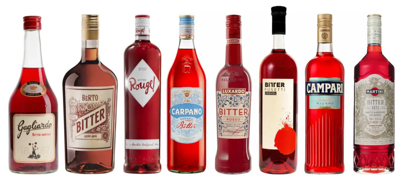 Alcune bottiglie di bitter su sfondo bianco. Gagliardo, Berto, Rouge, Carpano, Luxardo, Fusetti, Campari, Martini