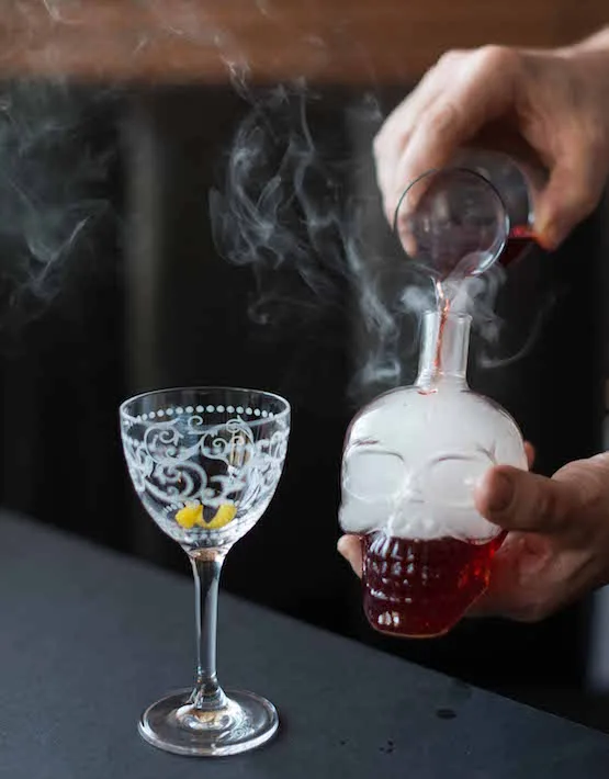 Bottiglia riempita di fumo con il drink all'interno, pronta per essere agitata
