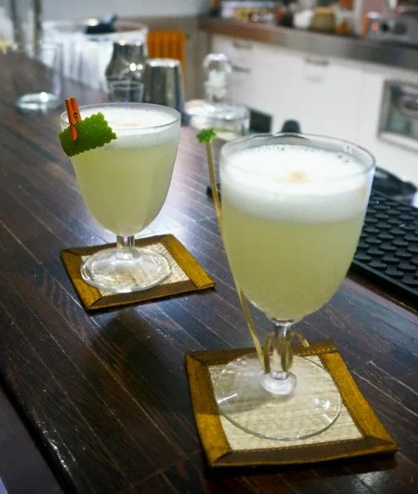 Pisco Sour con la caratteristica schiuma bianca superficiale data dall'albume