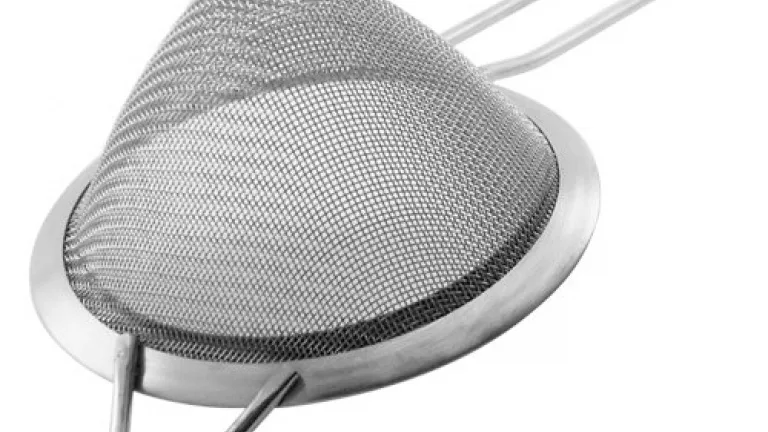 Colino conico a maglie fini per la doppia filtrazione dei cocktail