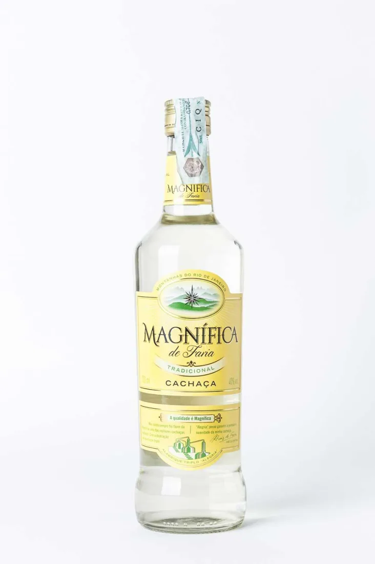 Una bottiglia di cachaça Magnífica de Faria Tradicional