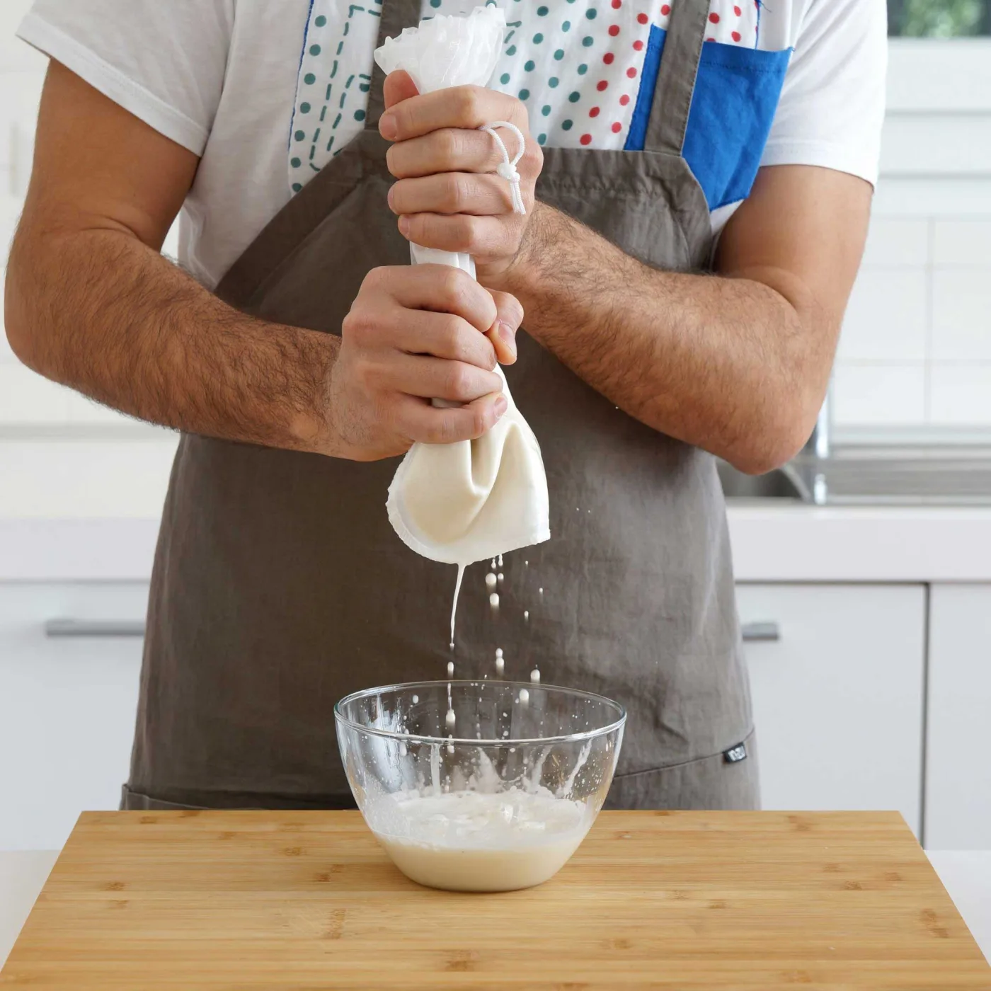 Filtrazione del latte di mandorla con la superbag