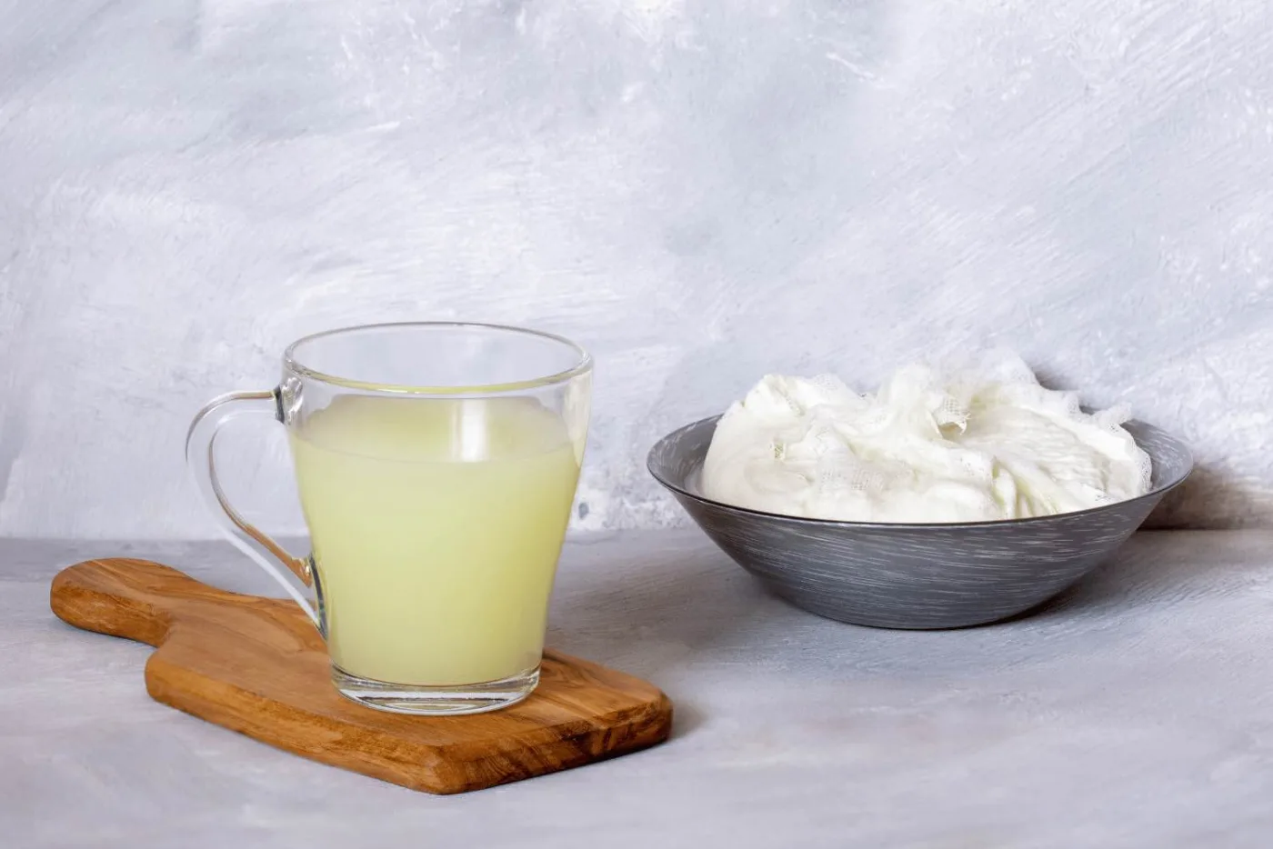 Proteine del latte separate dal siero, il liquido trasparente raccolto nel bicchiere