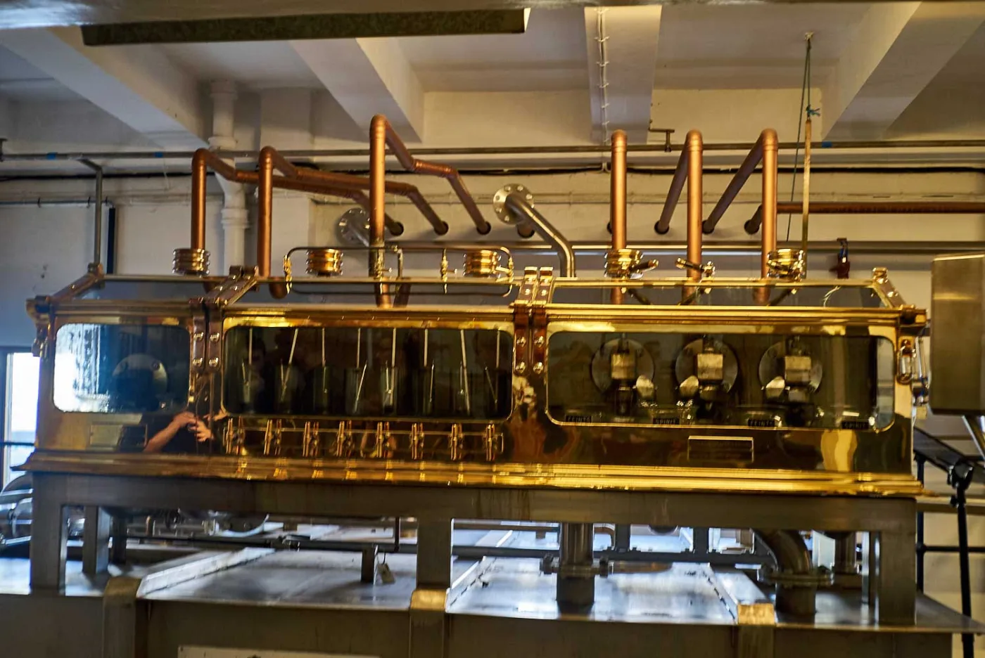 La spirit safe, una cassa di ottone e vetro con i tubi di rame in cui scorre il distillato