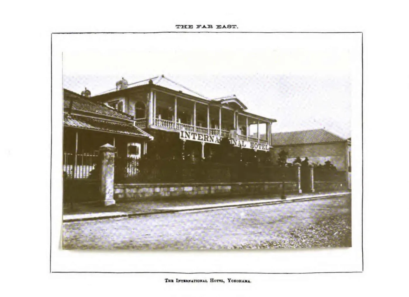 Fotografia d'epoca dell'International Hotel di Yokohama, edificio a due piani con veranda e insegna, dalla rivista The Far East