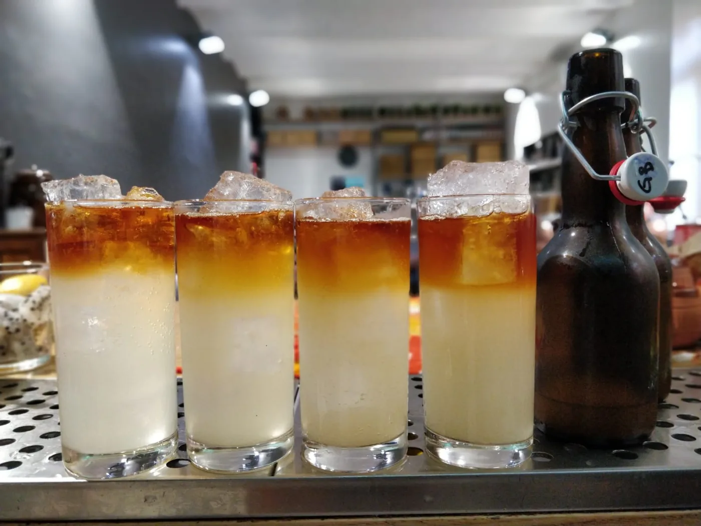 Un Dark n' Stormy preparato con ginger beer home-made