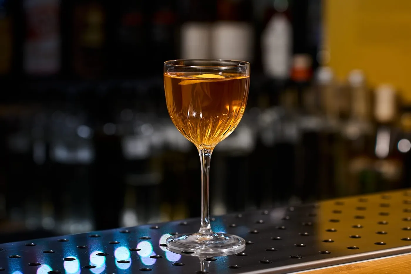East India: cocktail con Brandy, Curaçao, Ananas e Maraschino