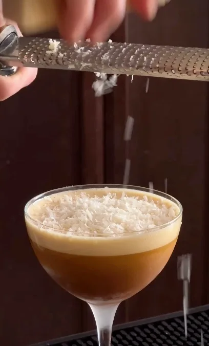 Parmigiano grattugiato al momento sulla schiuma di un Espresso Martini
