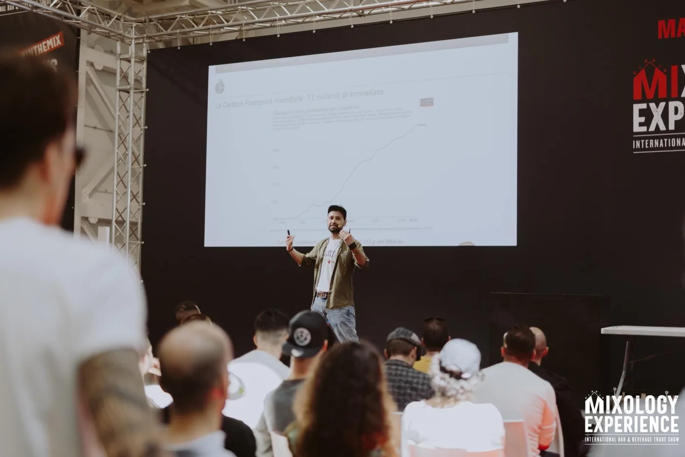Giovanni Ceccarelli sul palco della Mixology Experience durante la masterclass sulla sostenibilità