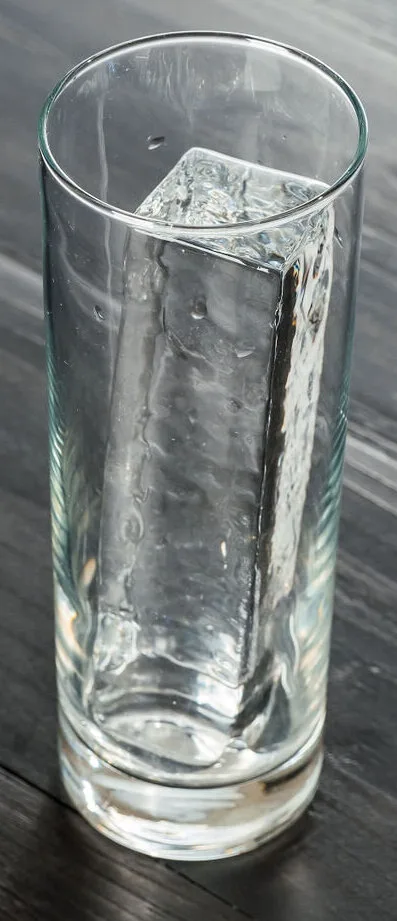 Una stecca di ghiaccio in un bicchiere da gin tonic