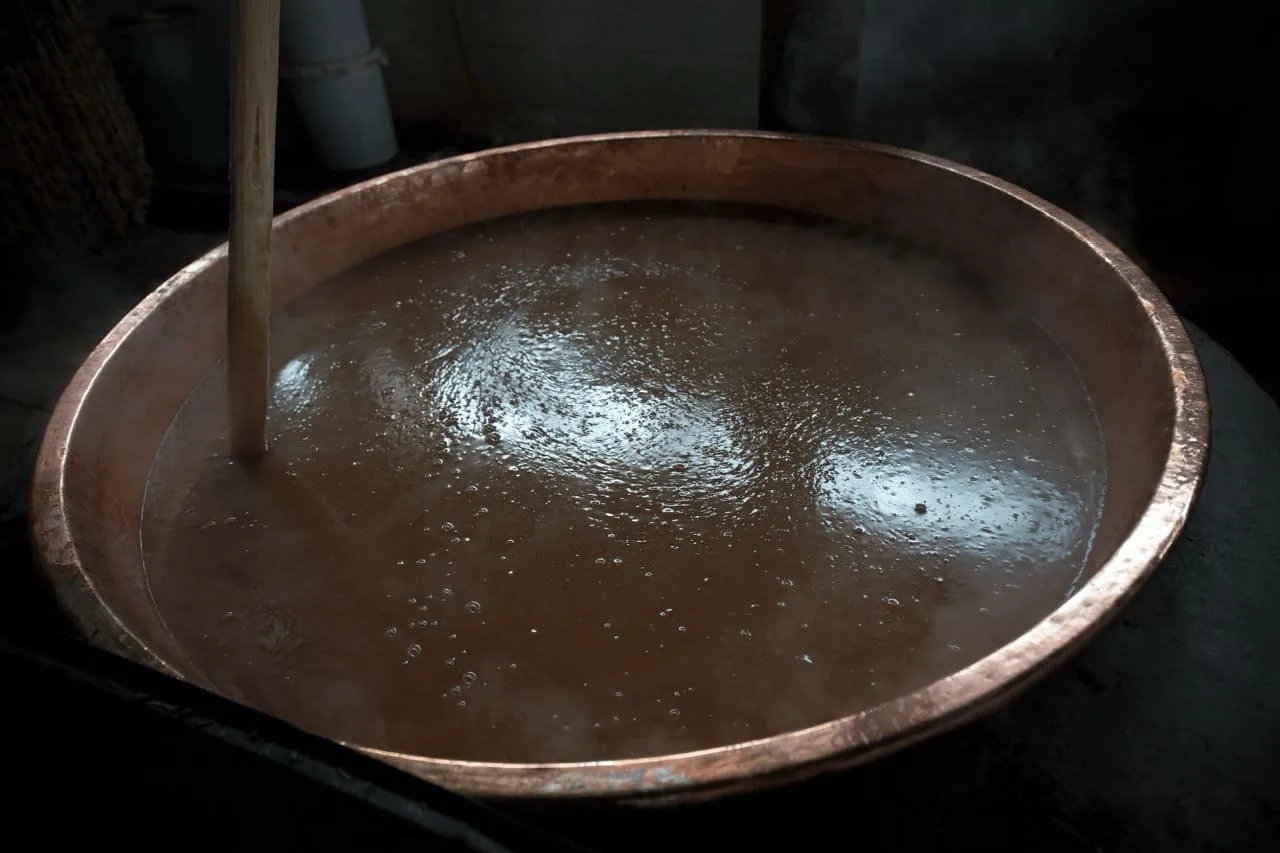 Melassa scura e densa di canna da zucchero, materia prima per la fermentazione del rum