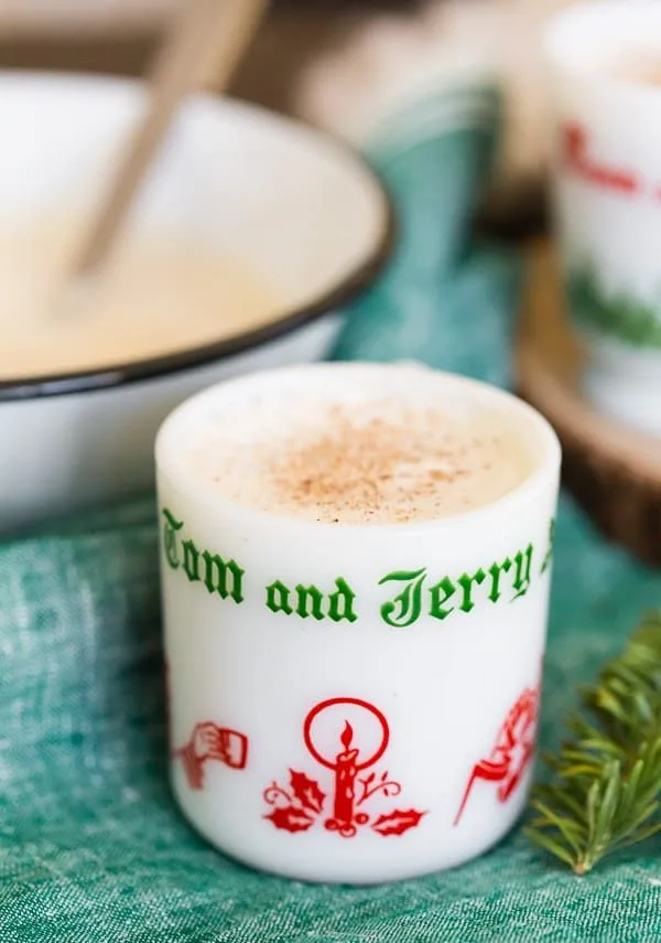 Tazza decorata Tom and Jerry con il drink caldo spolverato di noce moscata