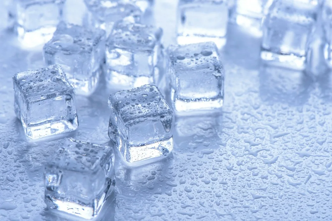 Ghiaccio nei cocktail: perché raffredda e quanto usarne