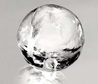 Sfera di ghiaccio trasparente su fondo chiaro