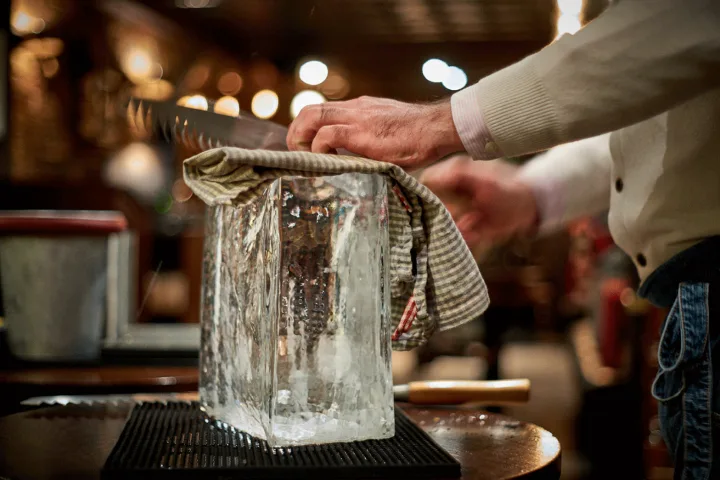 Sfera, chunk o cubetti? Come la forma del ghiaccio cambia il drink