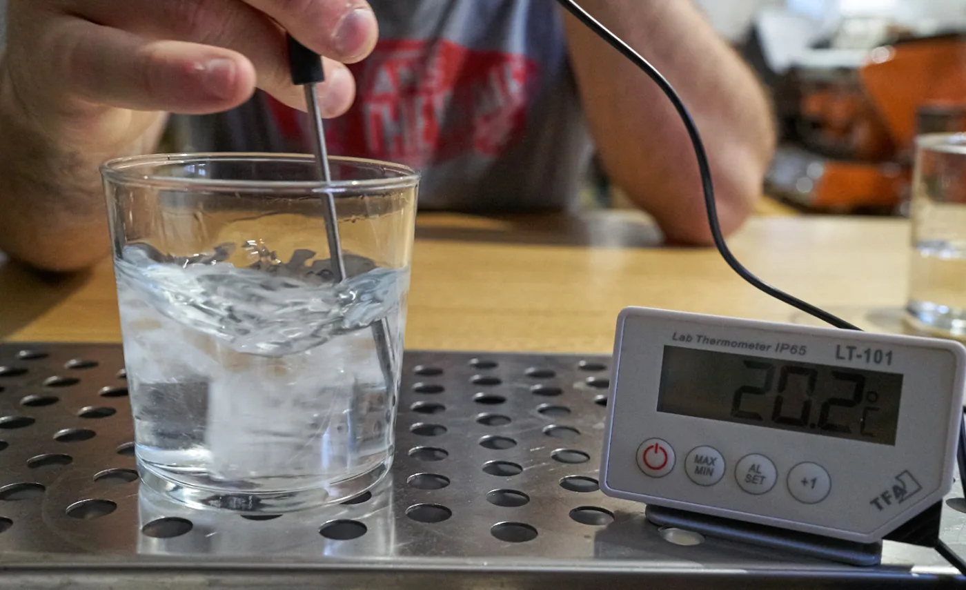 Ghiaccio nei drink: temperatura finale e diluizione