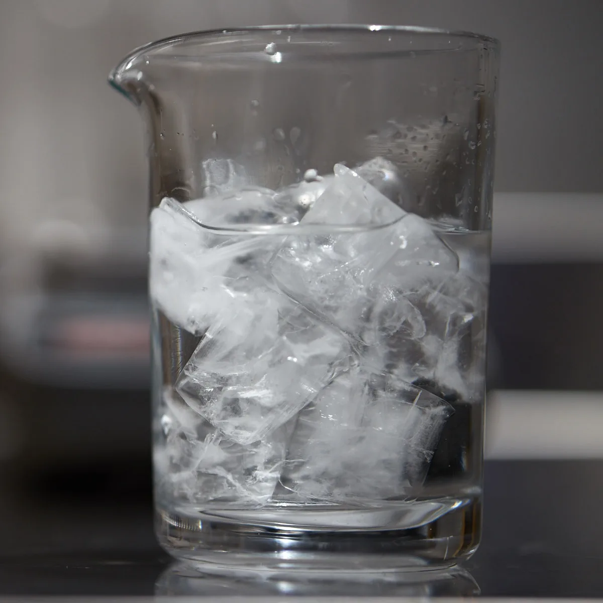 Mixing glass colmo di ghiaccio: i cubetti riempiono il bicchiere e sono a contatto con tutto il liquido