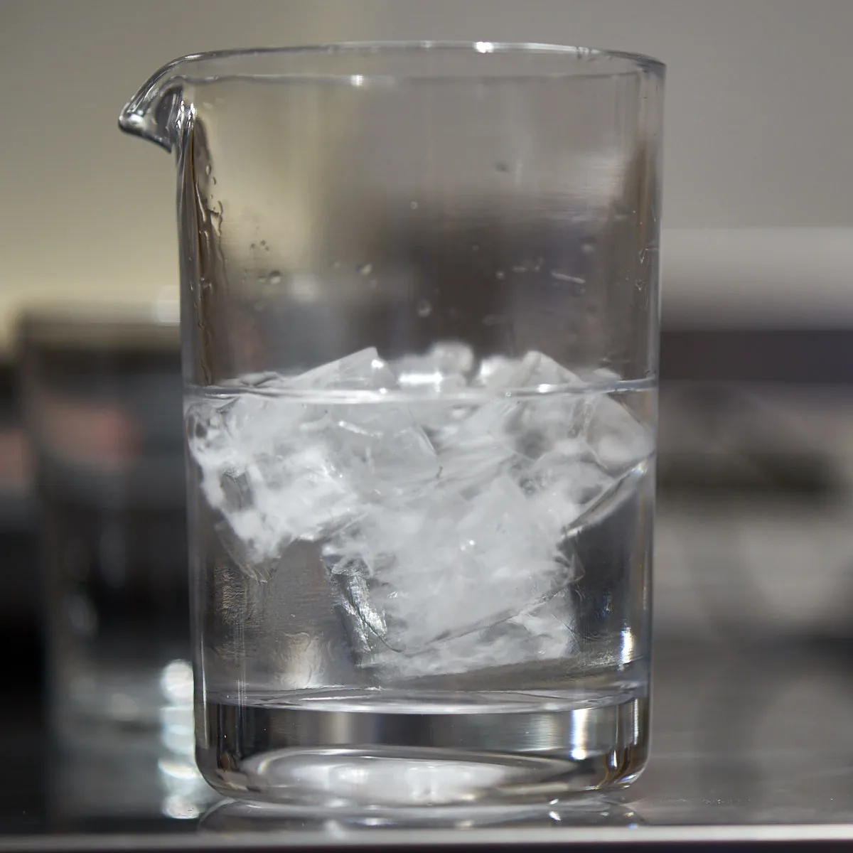 Mixing glass con poco ghiaccio: i cubetti galleggiano e non toccano tutto il liquido