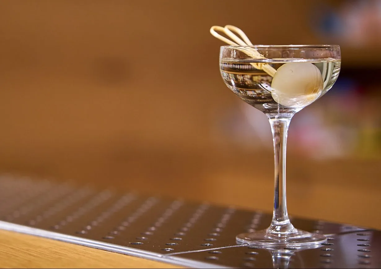 Gibson: ricetta del cocktail con gin, vermouth e cipollina