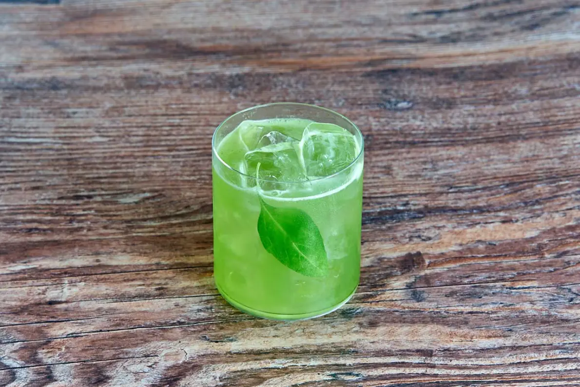 Gin Basil Smash: ricetta del cocktail con Gin e Basilico