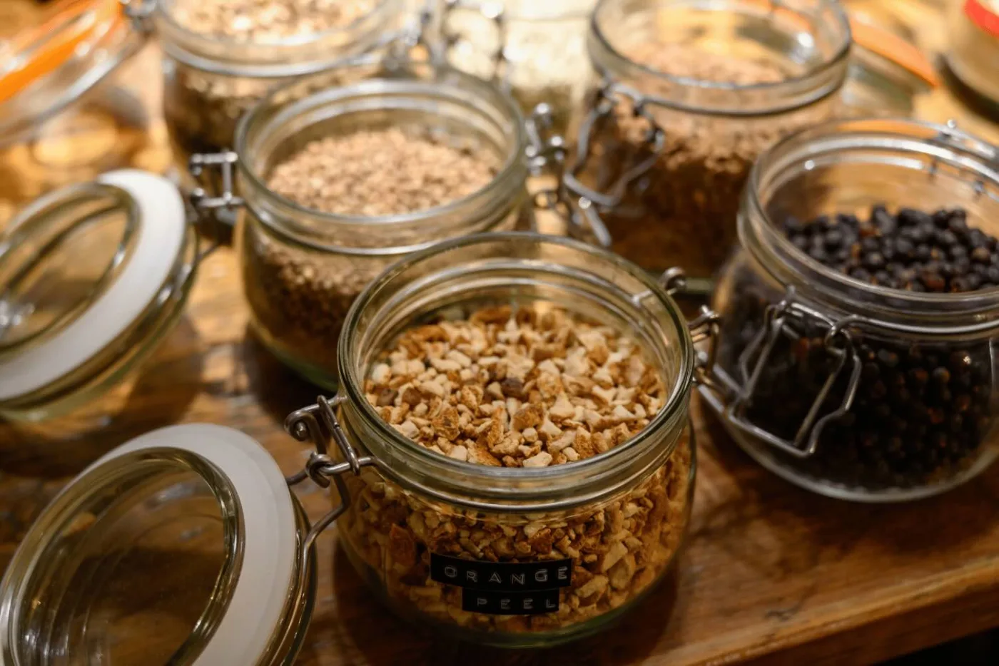 Barattoli con le botaniche del gin