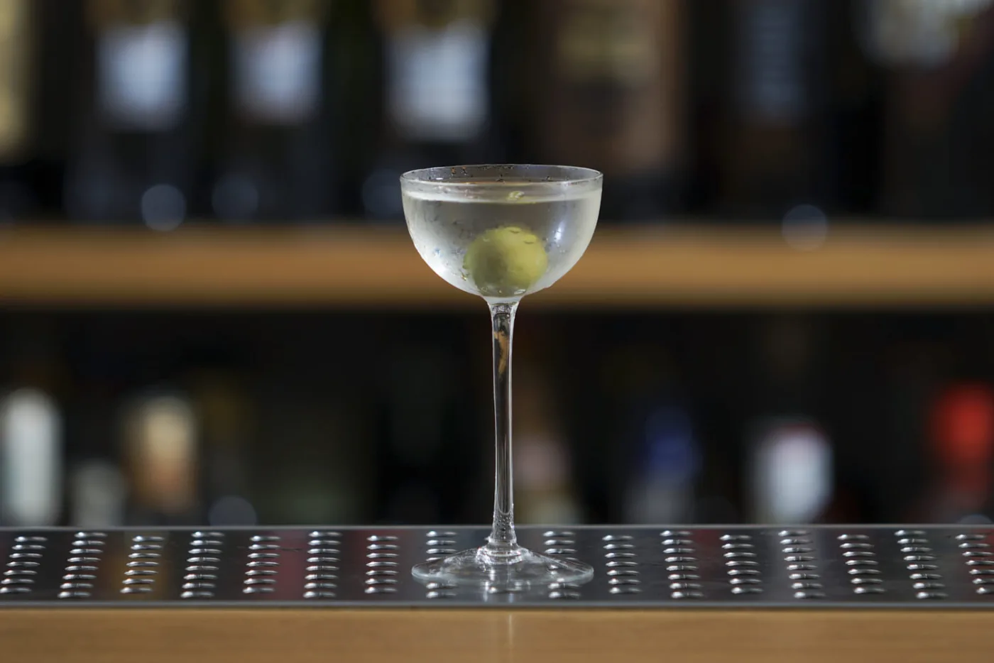 Il cocktail martini o dry martini, drink a base gin e vermouth servito con oliva o scorza di limone