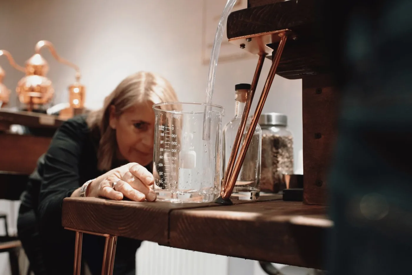 raccolta del distillato quando esce dall'alambicco