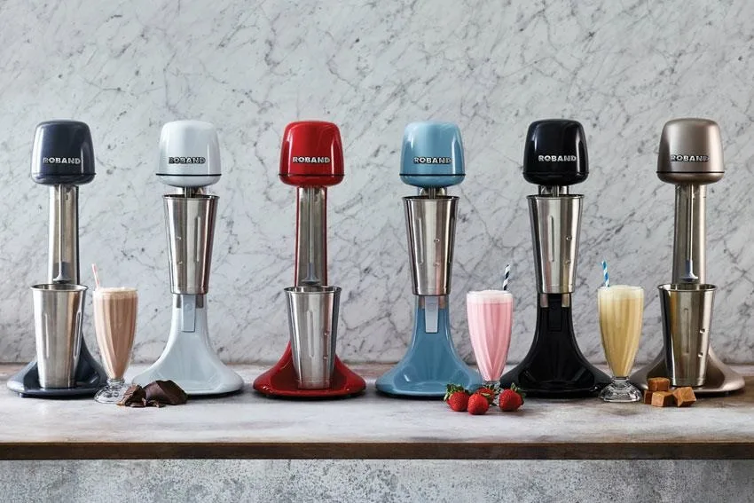sei milkshake mixer Roband di colori differenti su un banco, con bicchieri di frappè