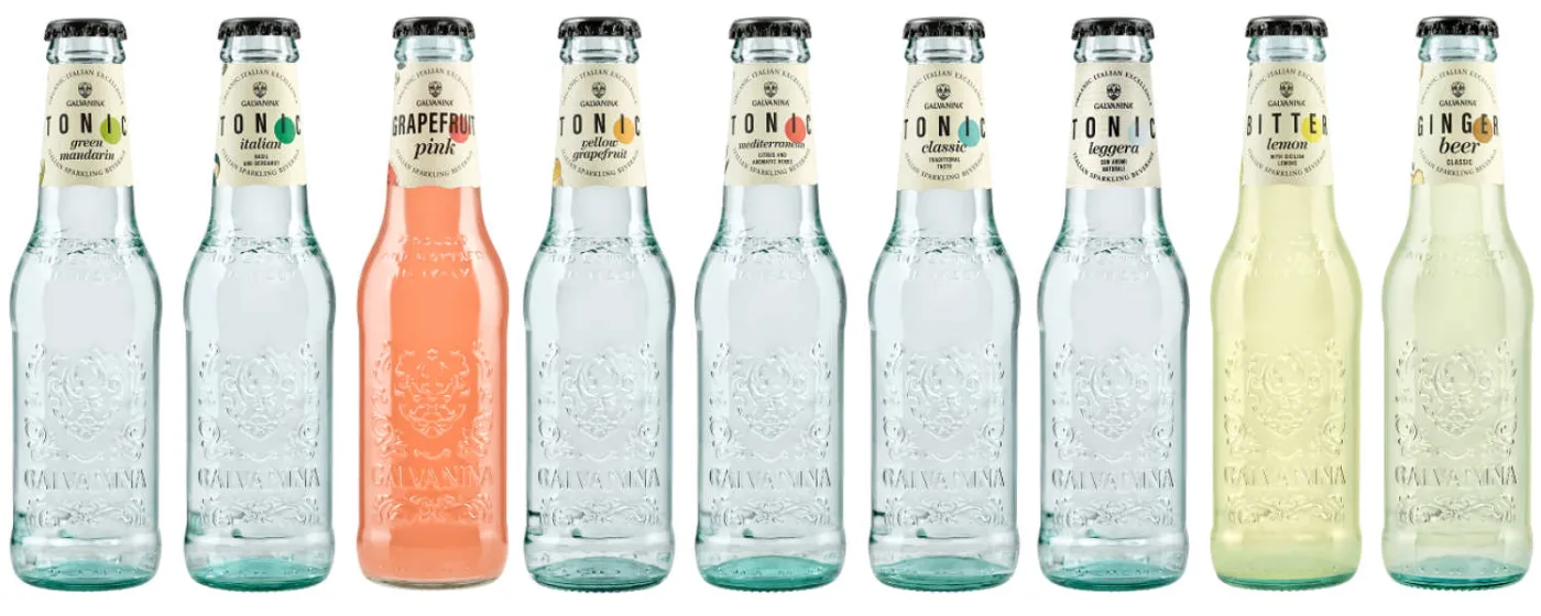 Nove bottigliette da 200 ml dei mixer biologici Galvanina allineate su fondo bianco: toniche, grapefruit, ginger beer e lemon