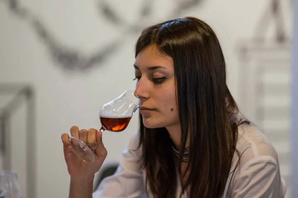 Ingredienti e drink in preparazione durante una sessione di sviluppo ricette