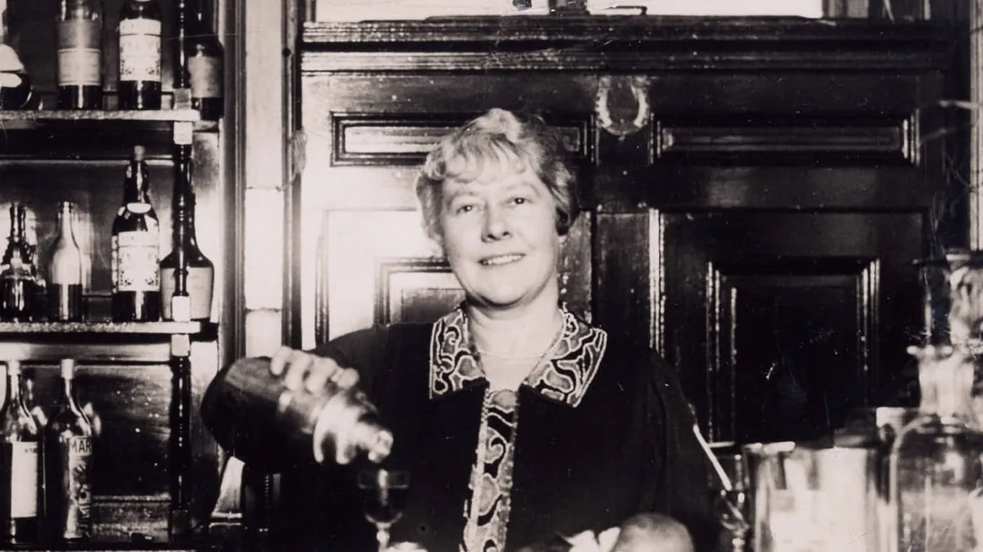 Foto storica che ritrae Ada Coleman al banco dell'American bar del Savoy Hotel London.