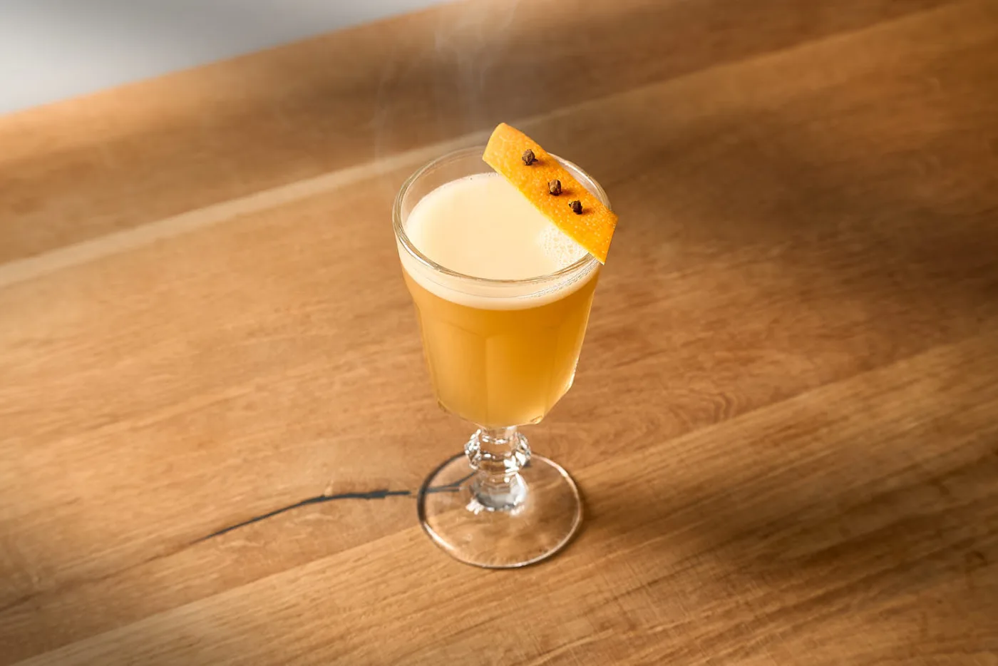 Hot Tiger Milk, tiki caldo di Donn Beach con rum, miele e cocco