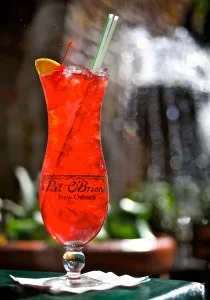 L'Hurricane rosso acceso servito oggi al Pat O'Brien's con cannucce e fetta d'arancia