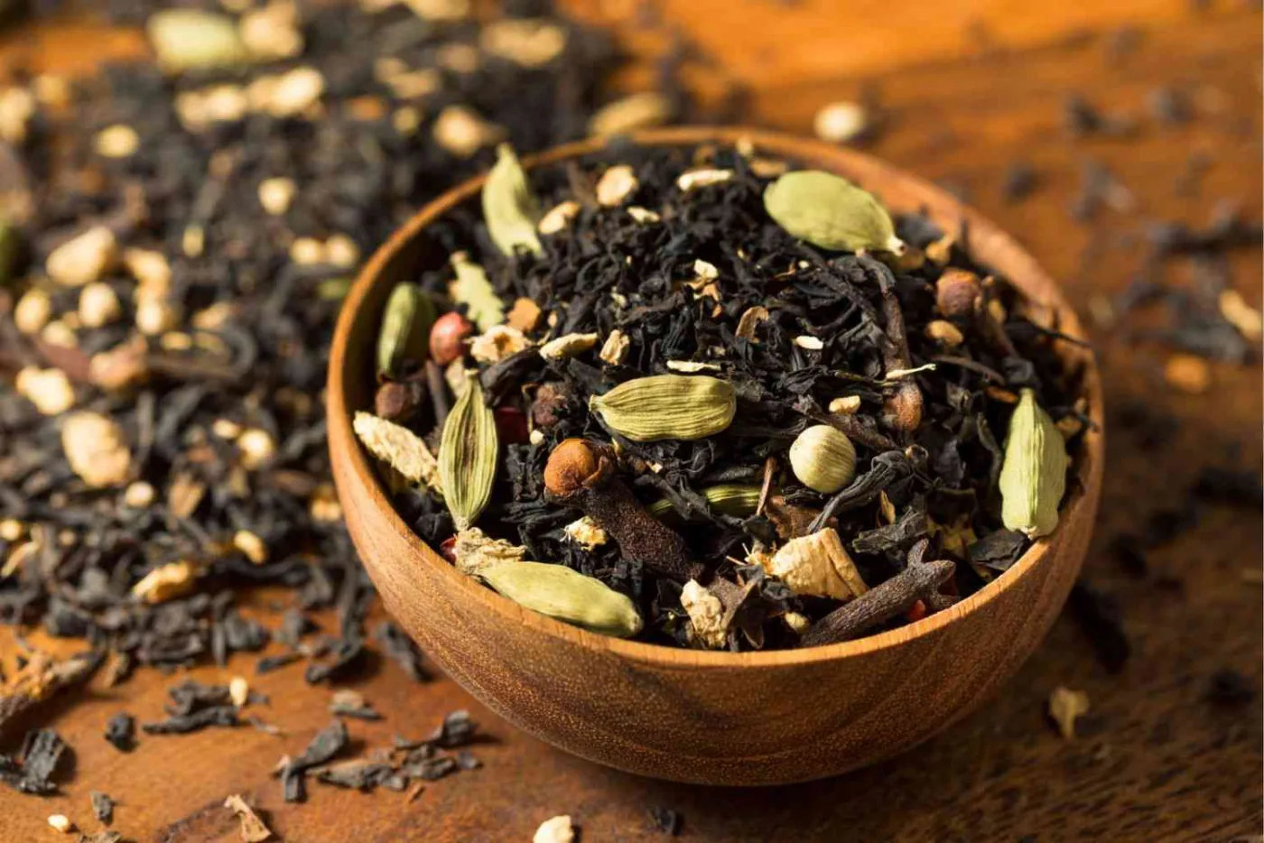 Una ciotola contenente le spezie Masala Chai: cardamomo, cannella, chiodi di garofano, zenzero, noce moscata e pepe