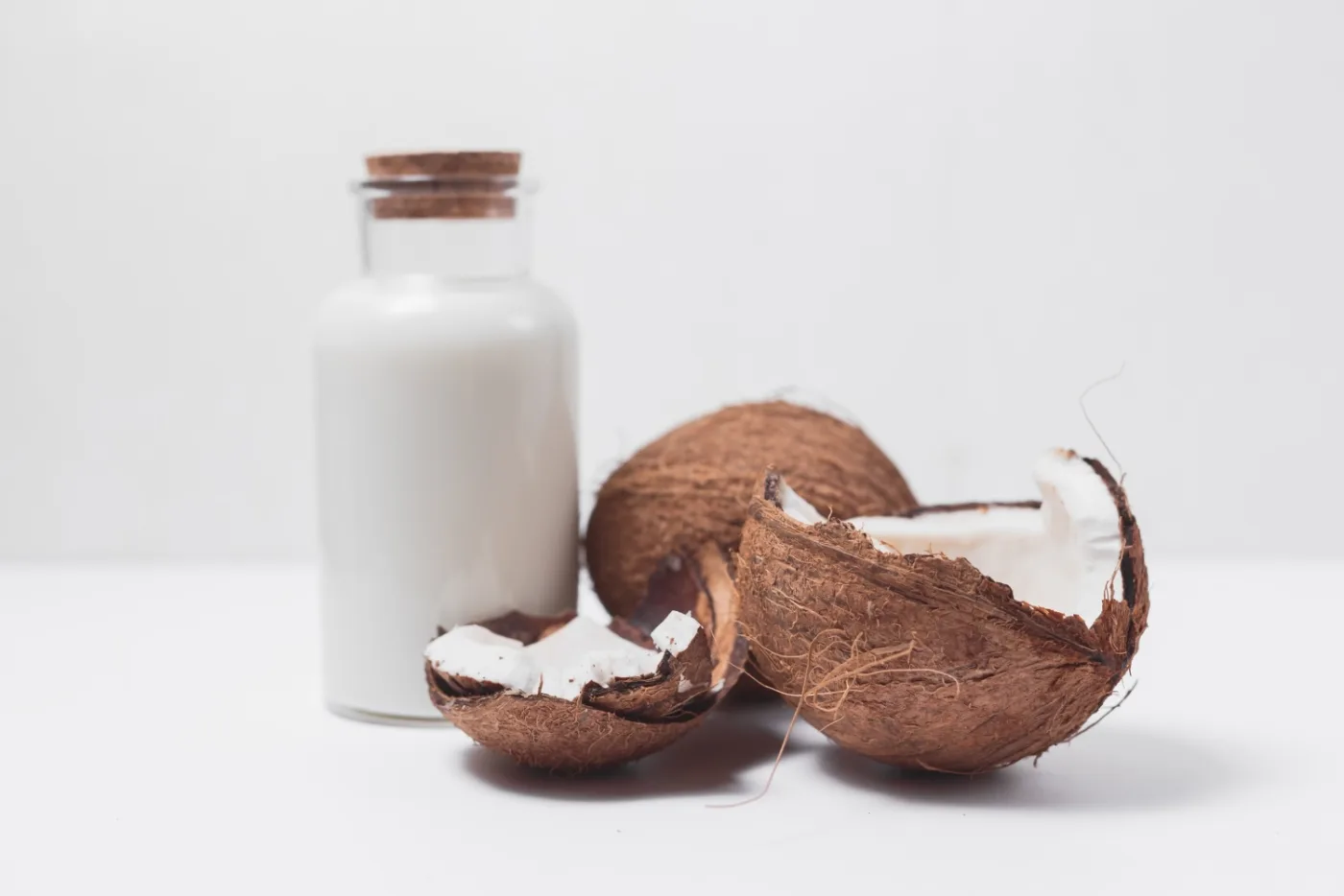 Ingredienti al cocco per cocktail: crema, latte, acqua, liquori e farina