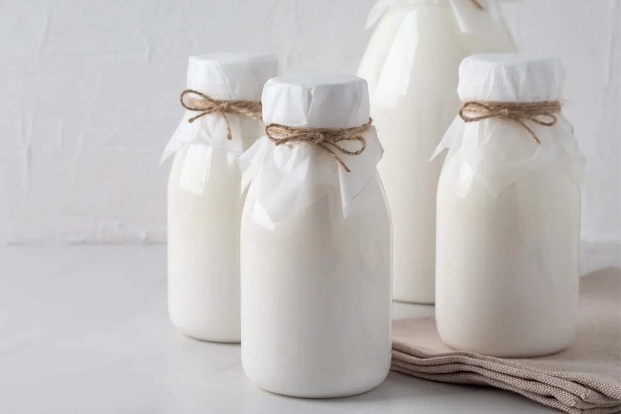 Barattolo di kefir di latte in fermentazione coperto da un telo