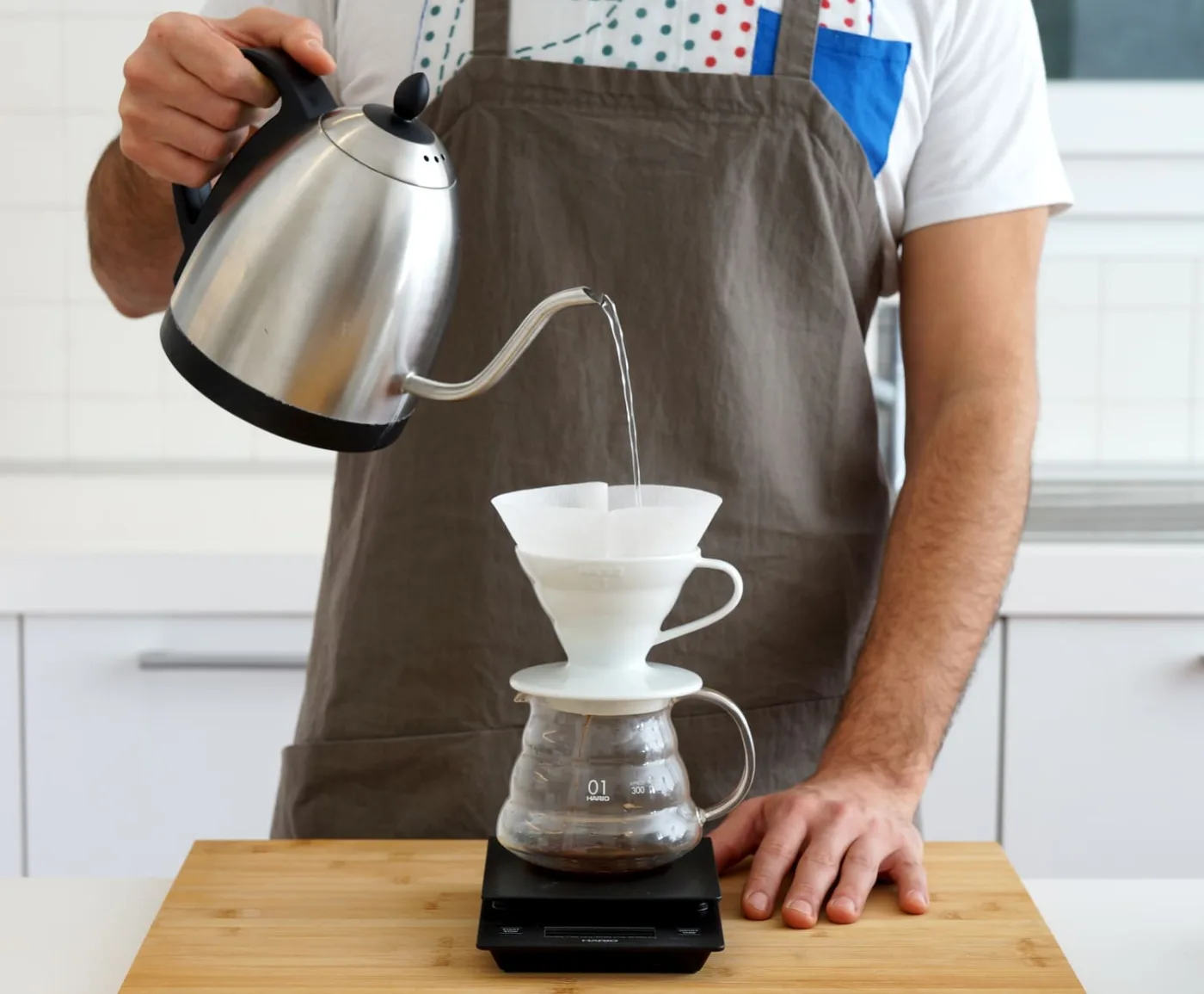 Preparazione di caffè filtro con V60 Hario, bollitore a collo di cigno e bilancia