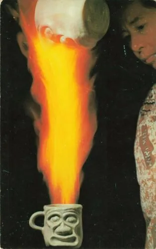 Immagine d'epoca con la fiammata del rum overproof versato in una tazza Tiki